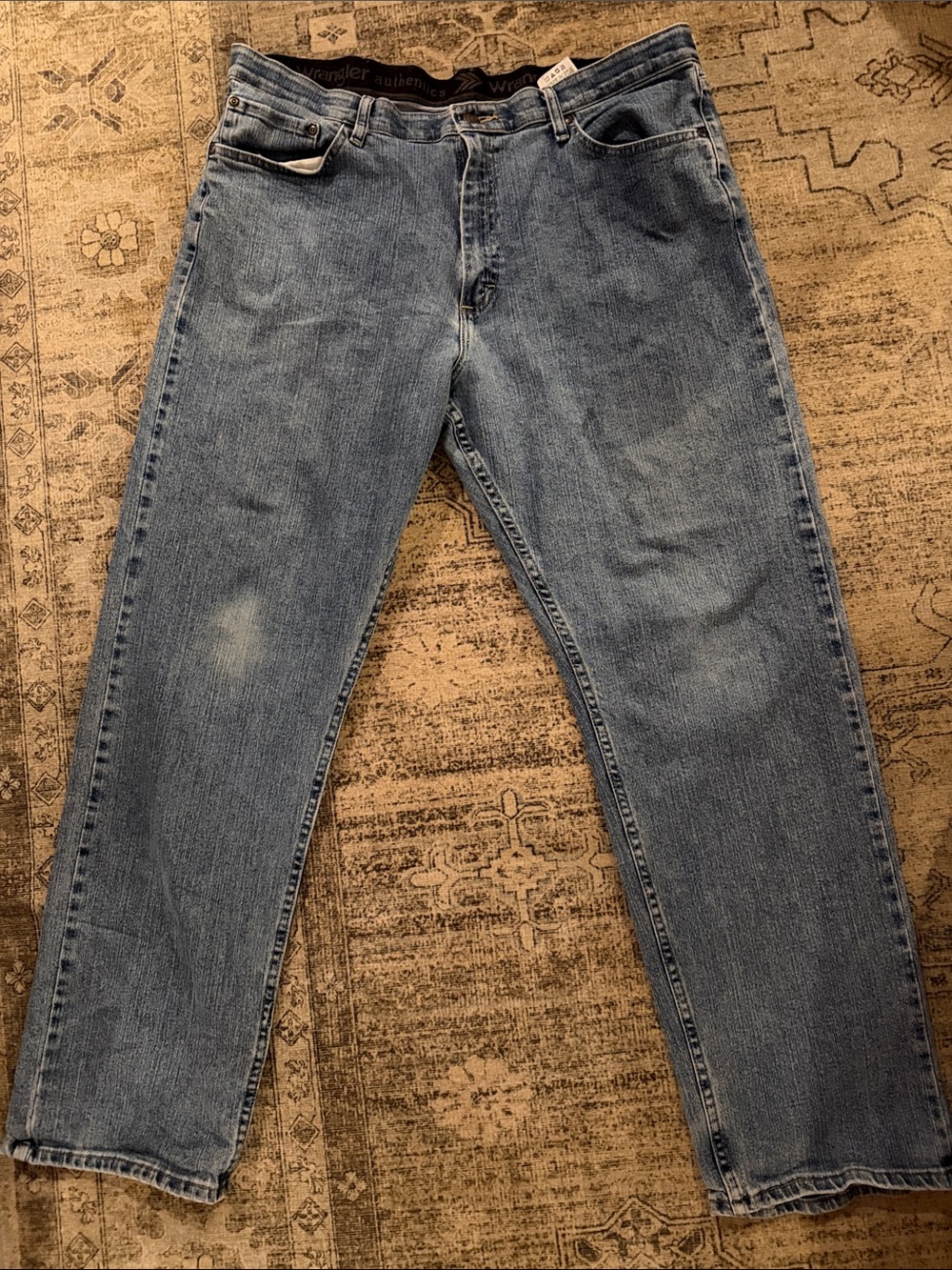 Wrangler Relaxed Fit Men’s Jeans in Medium Blue Denim